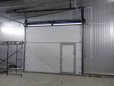 Подъемные ворота с калиткой для гаража в Черкесске